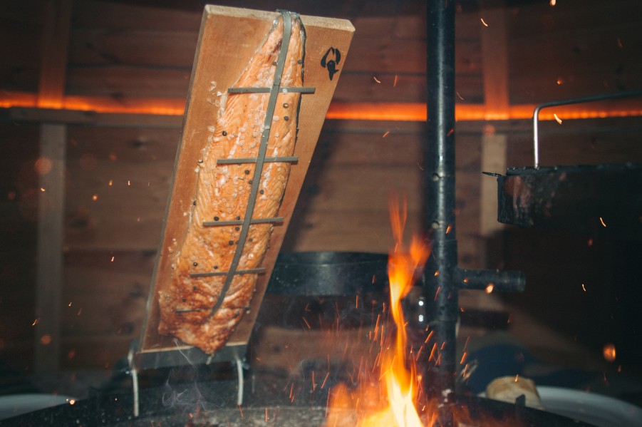 Flammlachsbrett von Muurikka bei der Zubereitung in einer finnischen Kota