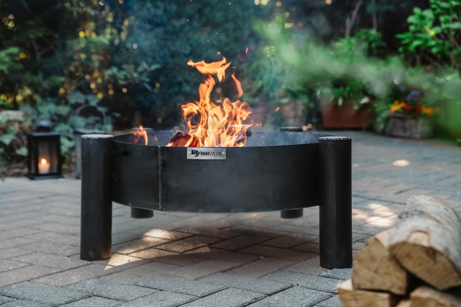 Nordisch schlicht im Design - Feuerschale MIKA von Finnwerk im Garten bei einem gemütlichen Lagerfeuer