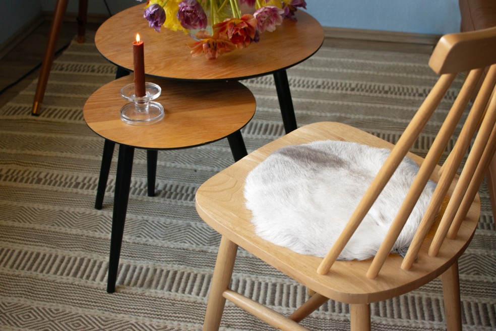 11012176-Rentierfell-Sitzkissen-weiß-wohnzimmer