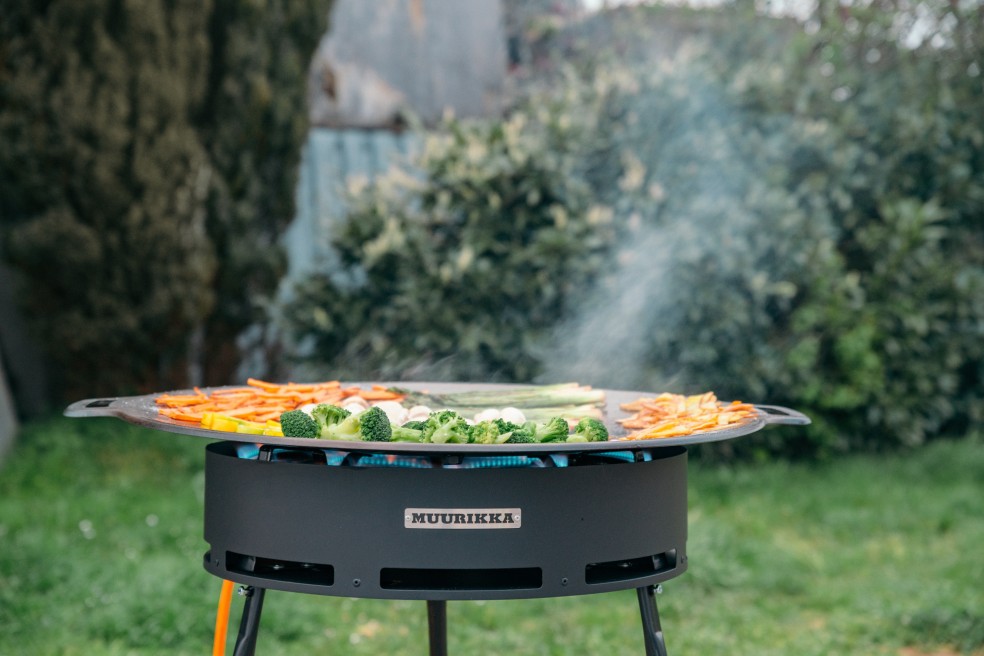 Dampfendes Pfannengericht auf Muurikka Kochset 78 Gasbrenner und Feuerpfanne