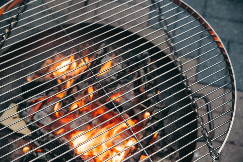 Dreibein Grill im Einsatz über dem Feuer Schwenkgrill VILLE Edelstahlgrillrost
