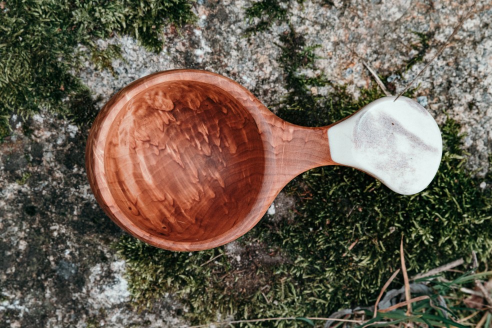 Echte Finnische Kuksa im Einsatz draußen Outdoor