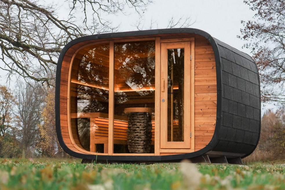 FINNWERK-Saunafass Round-Cube im Garten Gemuetliche Abendstimmung beim Saunieren