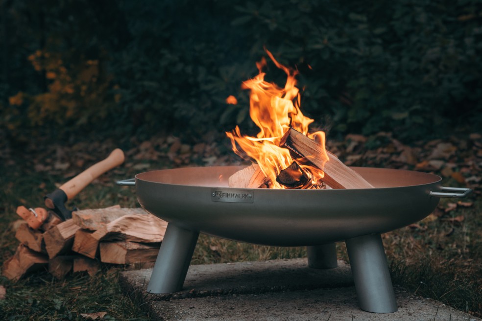 Feuerschale Edelstahl im Einsatz im Garten - mit Feuer