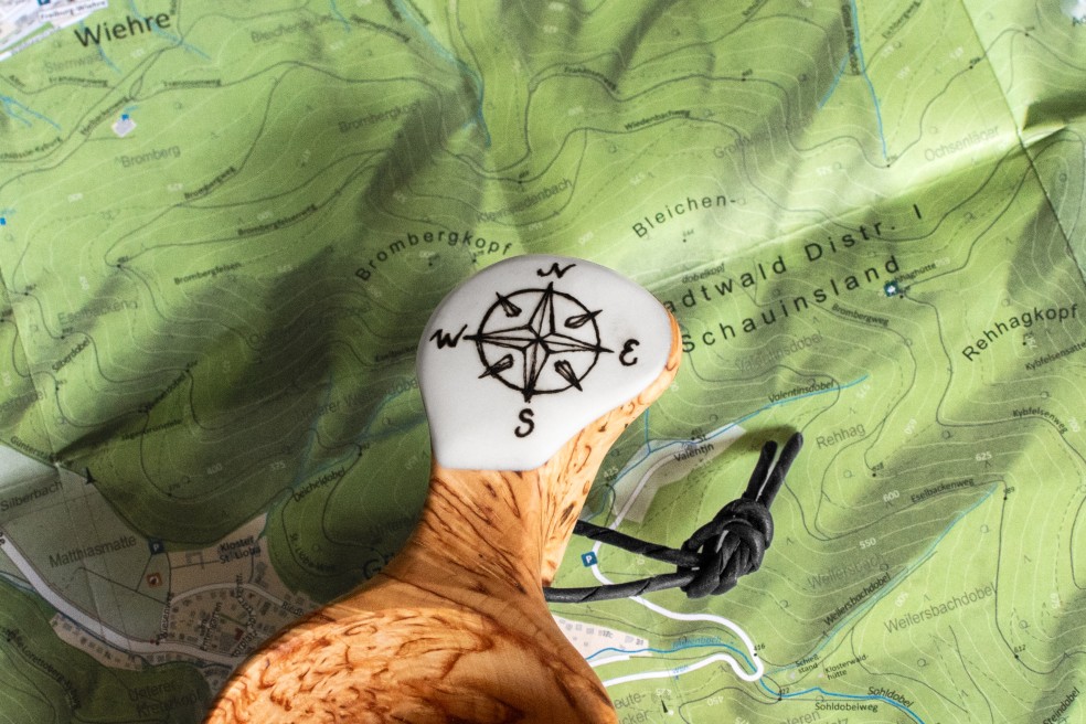 Finnische Kuksa mit Kompass-Motiv auf Landkarte Nahaufnahme