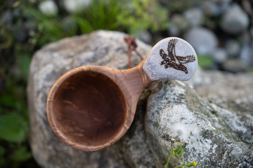 Finnische Maserbirken-Kuksa mit Adler-Gravur im Freien - Draufsicht