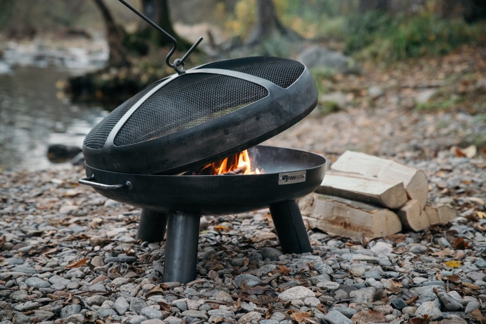 Finnwerk Funkenhaube für Feuerschale im Garten mit Schürhaken