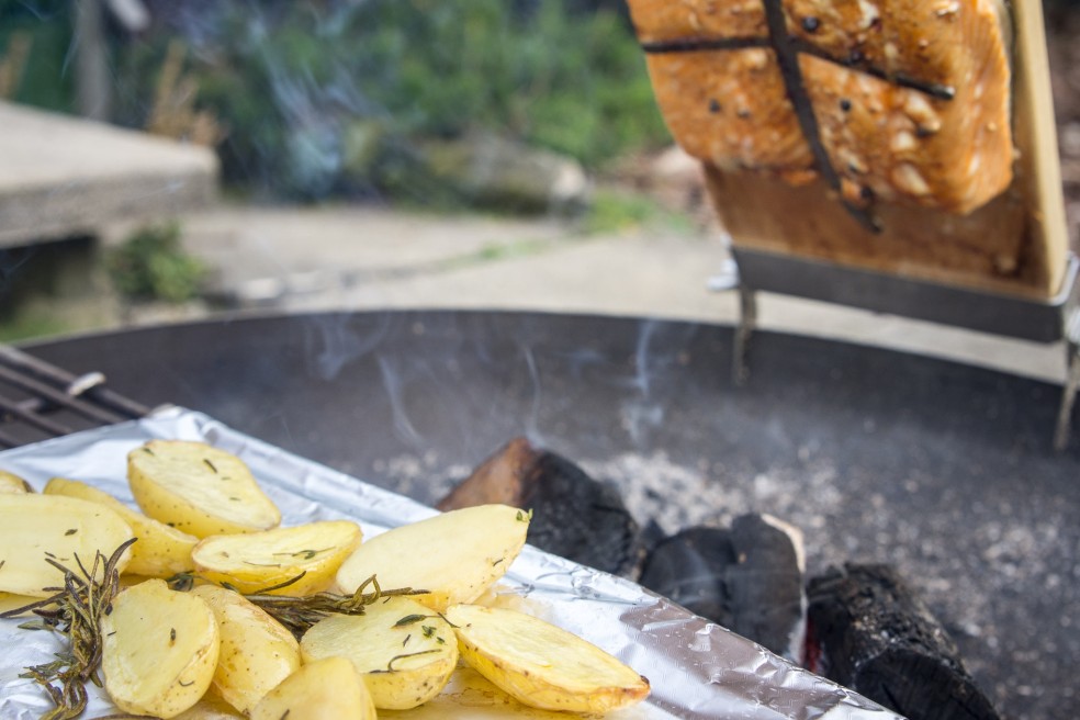 Flammlachs am Feuer mit Kartoffeln