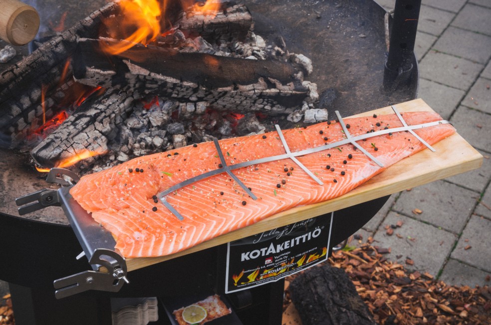 Flammlachs auf Lachsbrett vor der Zubereitung auf dem Tundragrill