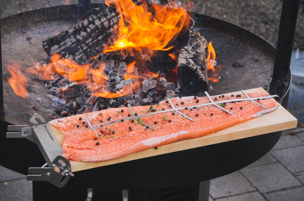 Flammlachsbrett mir eingespanntem Lachsfilet am Tundra Grill