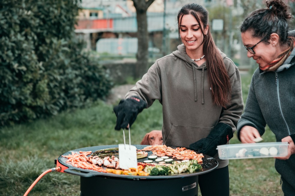 Gemütlicher Abend mit Freunden an der Grillpfanne Muurikka 78