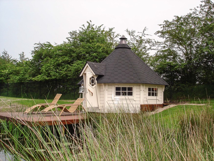 Grillkota 12 m² am Teich mit Terrasse
