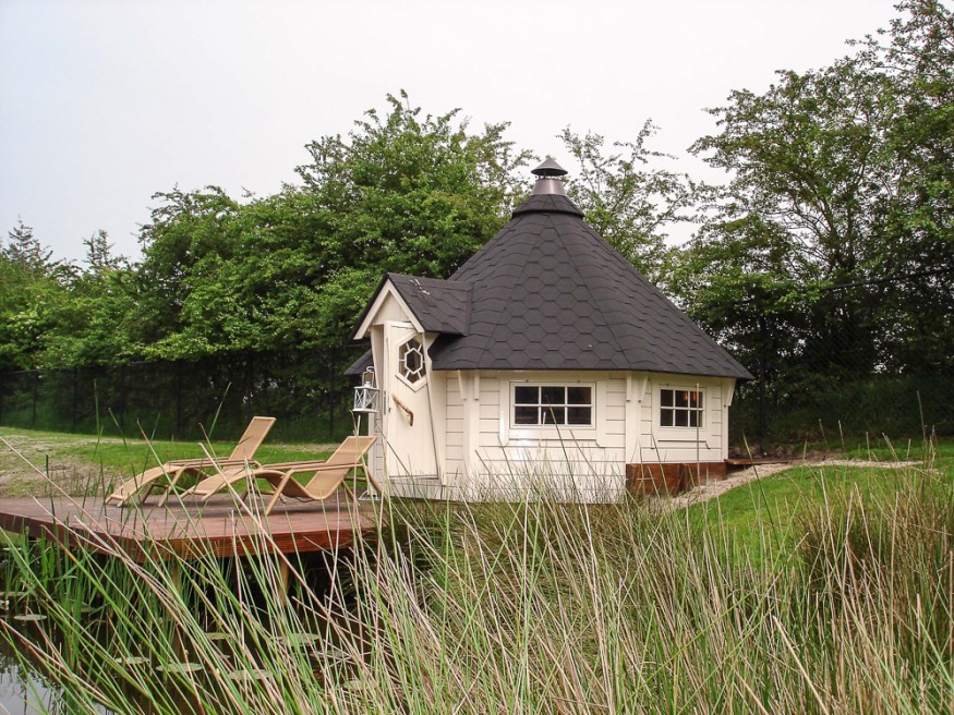 Grillkota 12 m² am Teich mit Terrasse