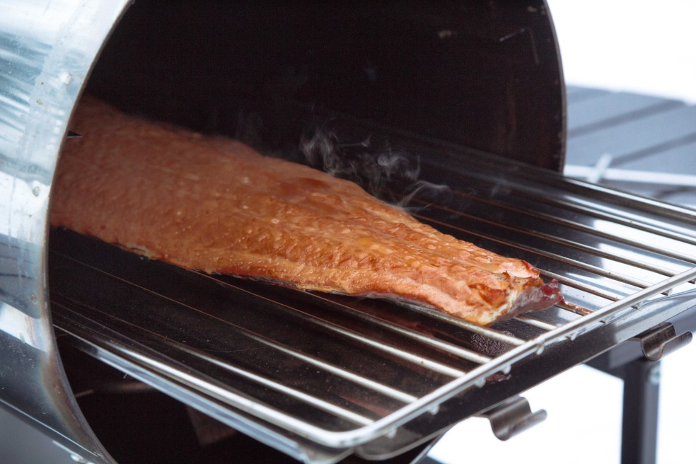 Heißgeräuchertes Lachsfilet im Räucherofen von Muurikka