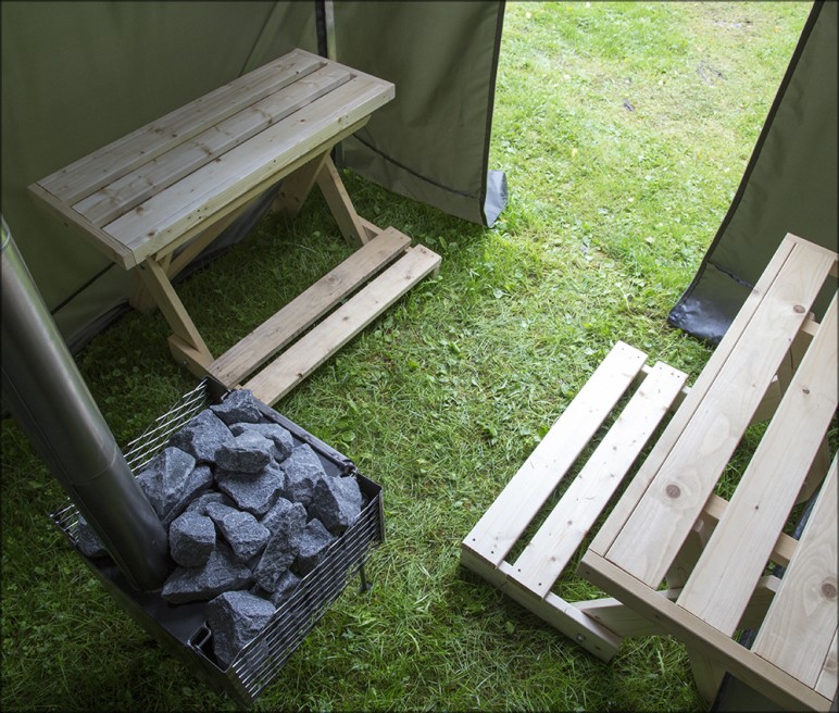 Innenansicht der Hiisi Zeltsauna mit Zeltofen und zwei Saunabänken