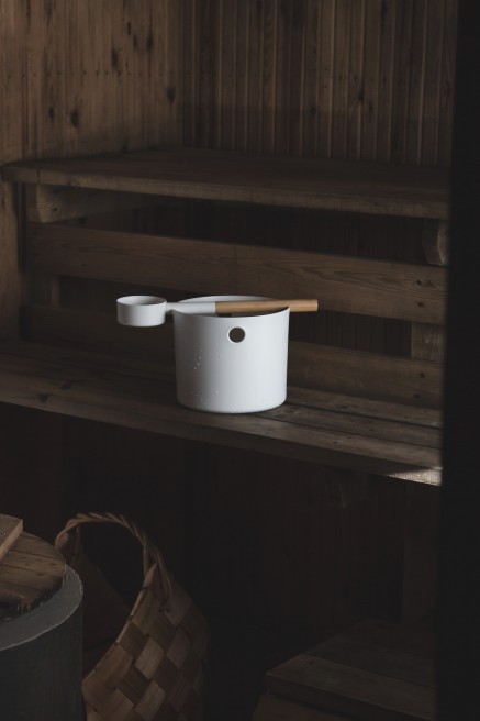 Kolo weißer Saunaeimer 1 mit Kelle in der Sauna