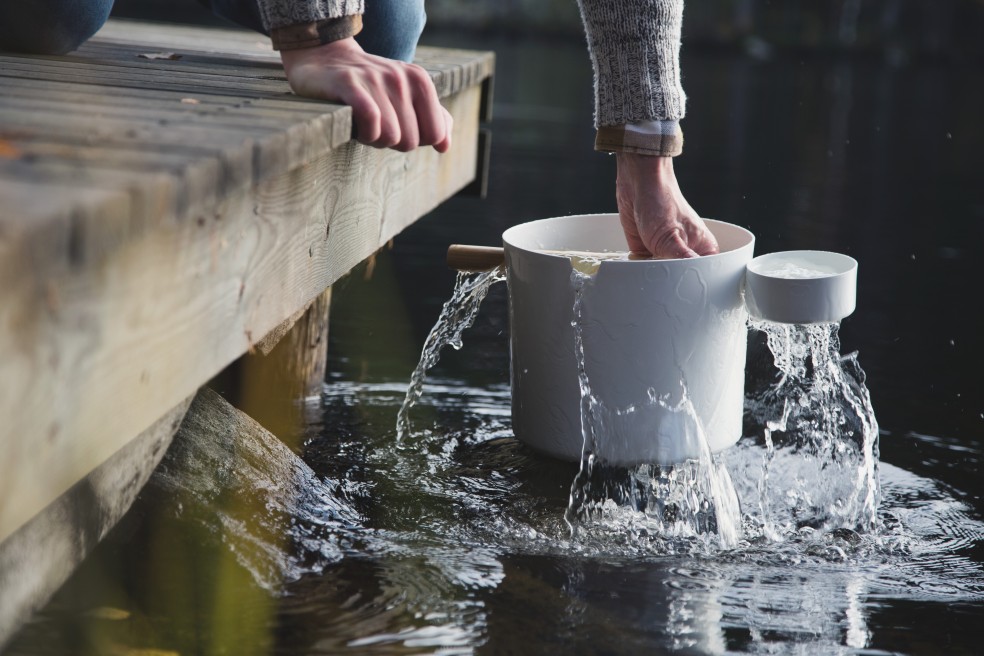 Kolo weißer Saunaeimer 1 mit Kelle wird Outdoor mit Wasser befüllt