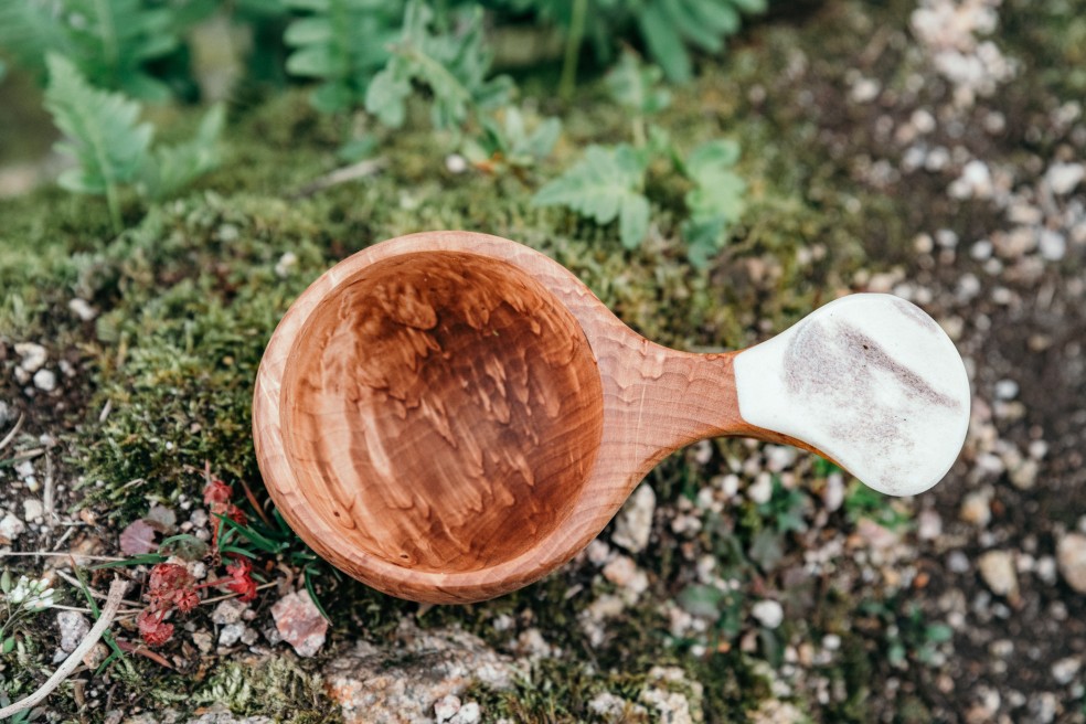 Kuksa Detailaufnahme mit Horngriff Holztasse