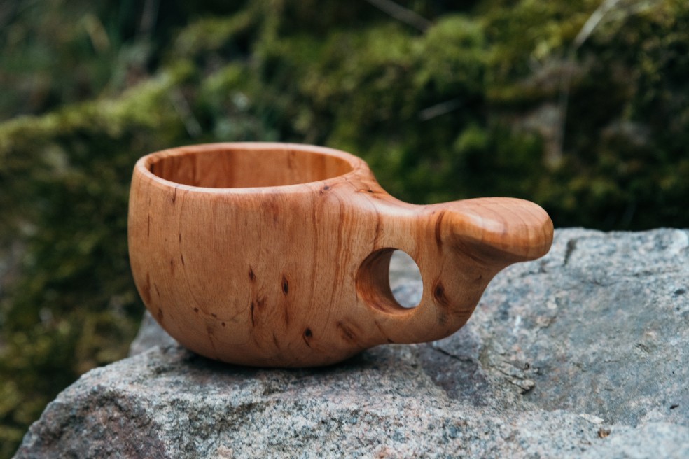 Kuksa Wandertasse aus Holz Nahaufnahme im Wald