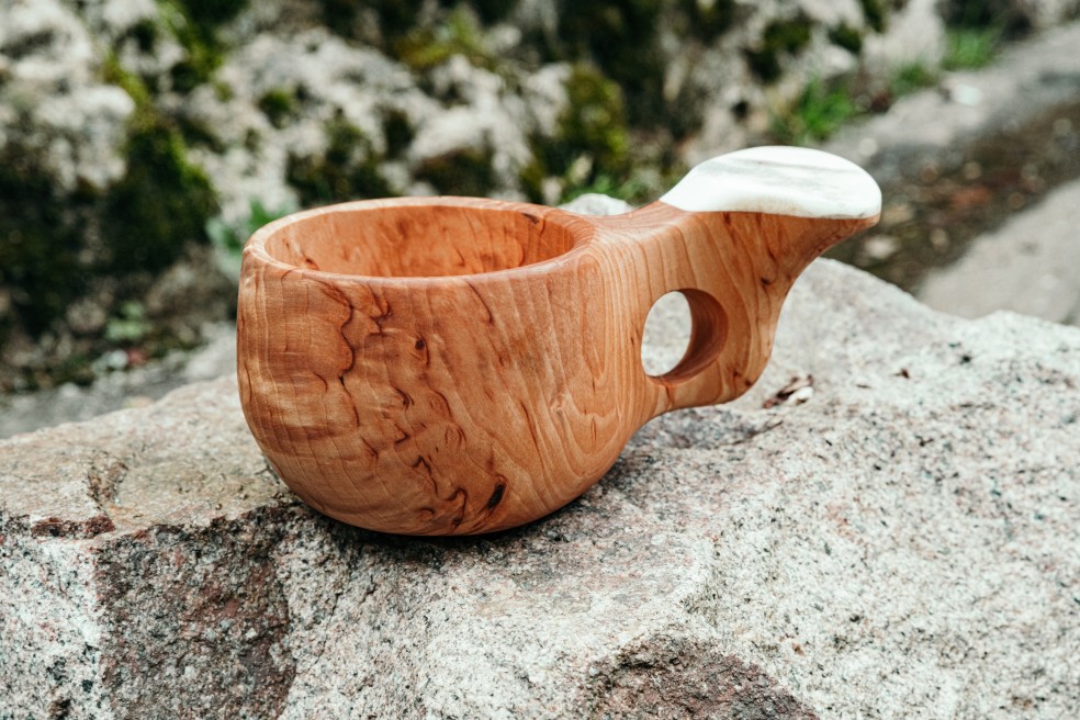 Kuksa mit Hornapplikation am Griff Draußen