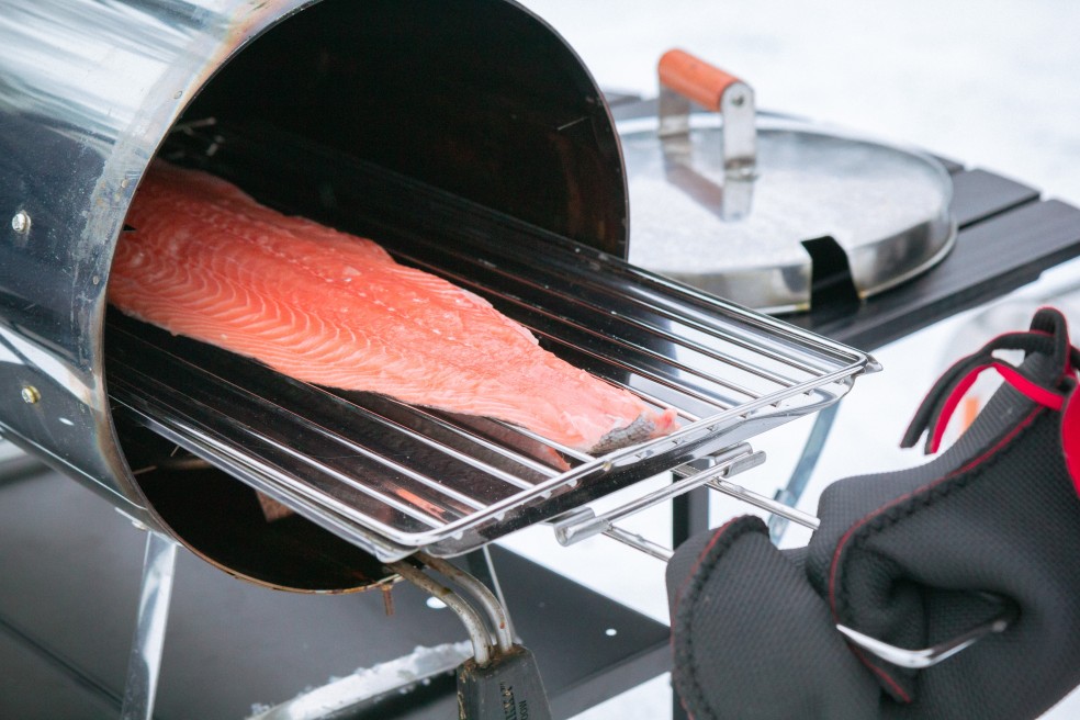 Lachs zubereiten im Räucherofen