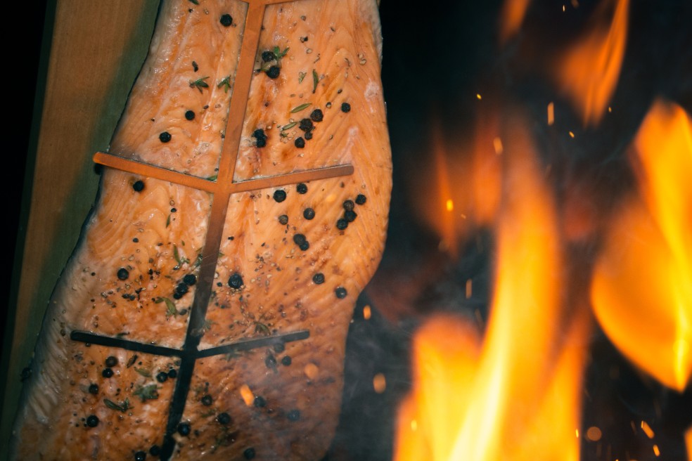 Lachsfilet Flammlchs am Lachsbrett beim knisternden Feuer