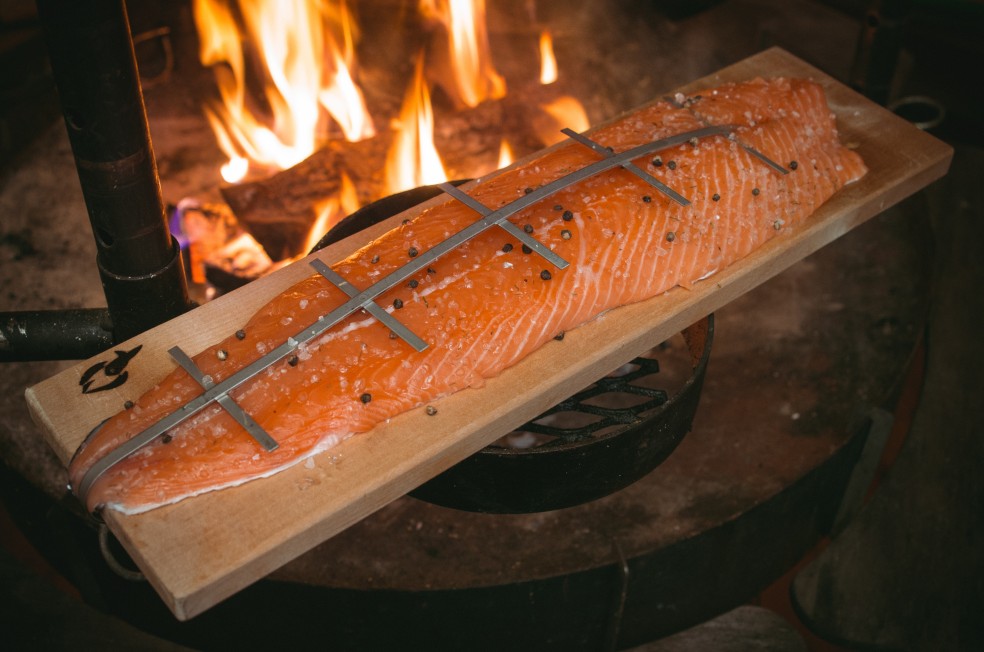 Lachsfilethälfte am Tundra Grill in der Kota auf dem Flammbrett