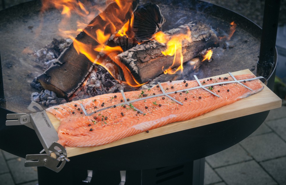 Lachsfilethälfte auf dem Flammlachsbrett, bereit zur Zubereitung