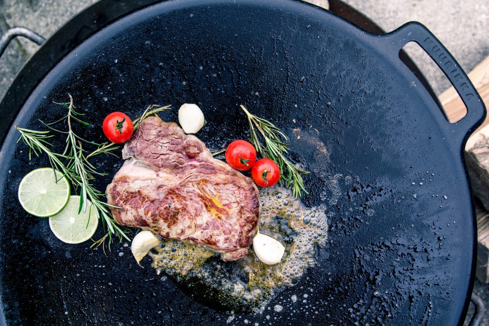 Muurikka Grillplatte mit saftigem Steak - perfekt zum scharfen Braten