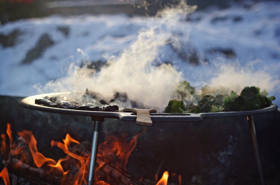 Muurikka Outdoopfanne Broccoli und Plize im Winter