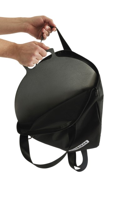 Muurikka Schutztsche und Rucksack fu¨r Feuerpfanne beim Befu¨llen.jpg