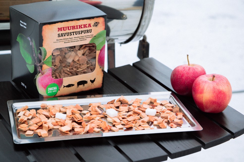 Räucherchips Apfel vor dem Räucherofen