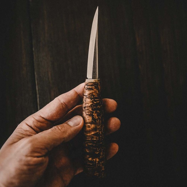 Roselli R112 Schnitzmesser mit langer Klinge in der Hand.jpg