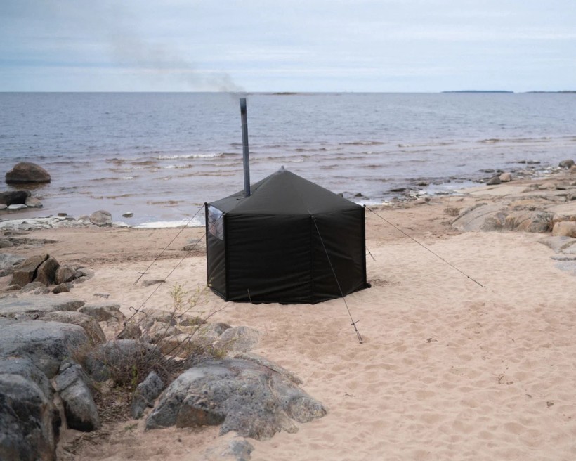Savotta hiisi 4 Sauna Zelt Aufnahme am Strand.jpg