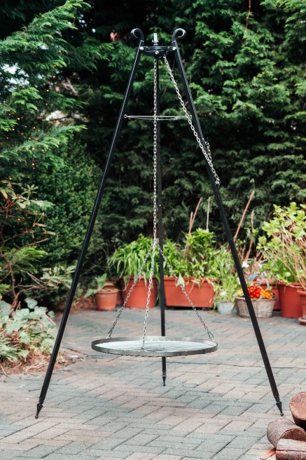Schwenkgrill Dreibein im Finnwerk Schwenker im Garten, Edelstahlrost, Winkeleinstellung, perfekt für Terrasse