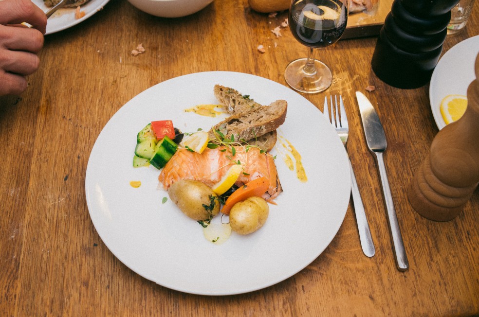 Servierbeispiel - Portion Flammlachs mit Ofenkartoffeln - Besonderes Dinner