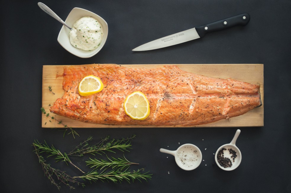 Servieren vom Brett - Flammlachs mit Zutrone, Salz, Pfeffer und etwas Rosmarin