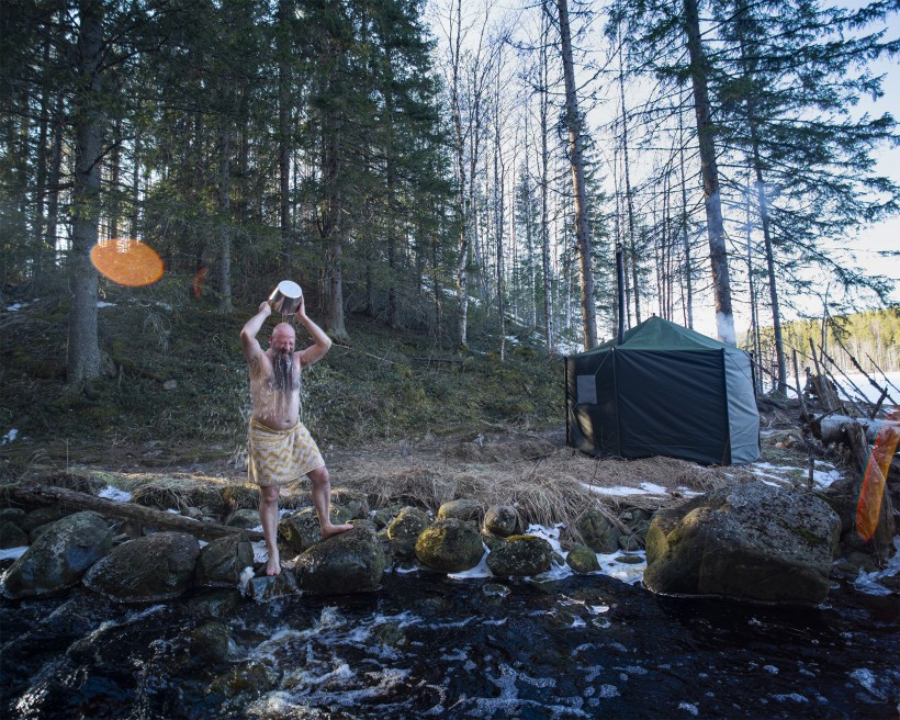 Zeltsauna Hiisi 4 hexagonal im Hintergund im Wald