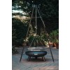 Dreibein Schwenkgrill Massiv im Garten mit Feuerschale