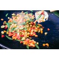 Vorschaubild: Bunte Gemüsepfanne auf Muurikka 78 und Gasbrenner zubereitet