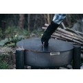 Vorschaubild: Deckel MATI beim Abdecken einer Feuerschale zum Ausglühen Gartenaufnahme