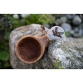 Vorschaubild: Finnische Maserbirken-Kuksa mit Adler-Gravur im Freien - Draufsicht