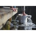 Vorschaubild: Kolo weißer Saunaeimer 1 mit Kelle wird Outdoor mit Wasser befüllt