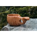 Vorschaubild: Kuksa Wandertasse aus Holz Nahaufnahme im Wald
