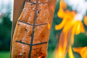 Nahaufnahme vom Feuerlachs am Feuer