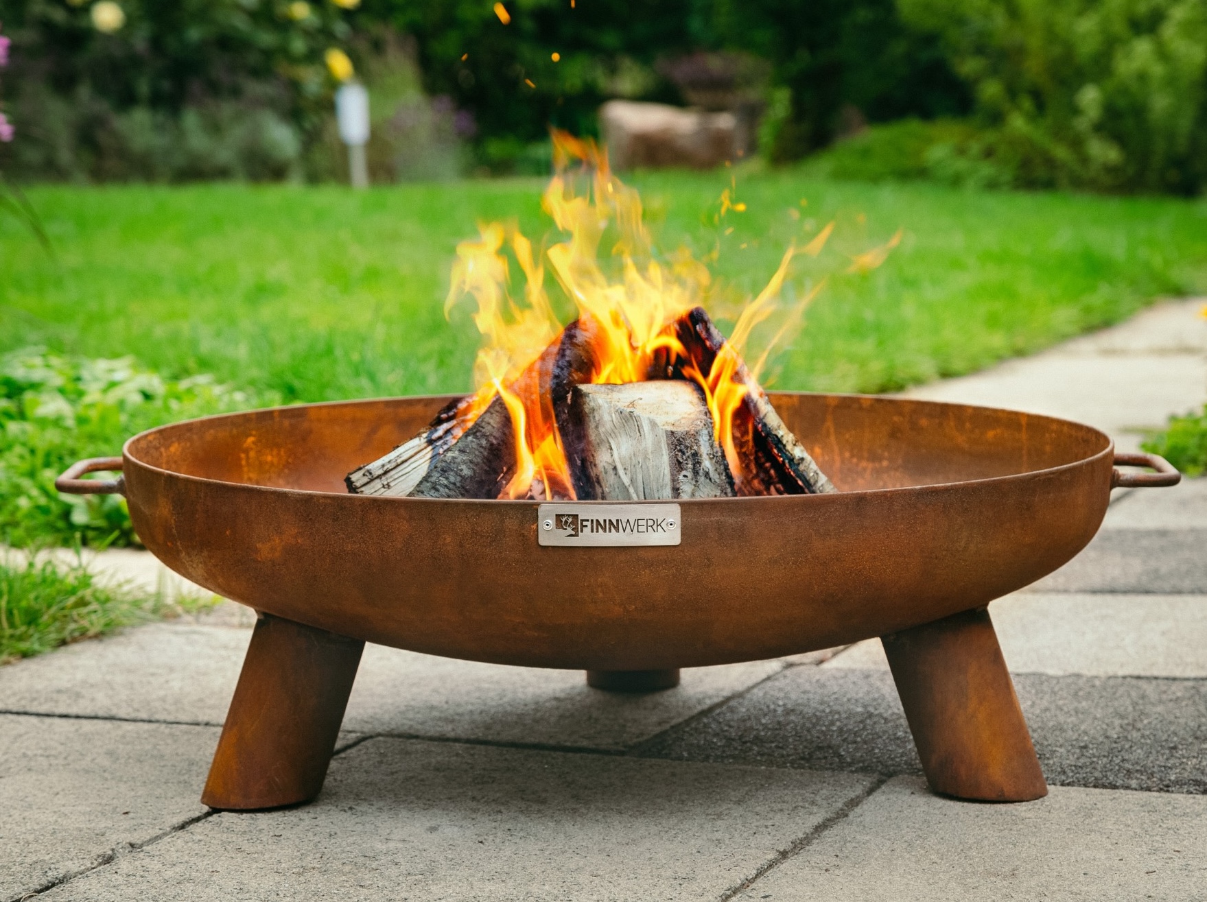 Finnwerk Feuerschale brennt im Garten