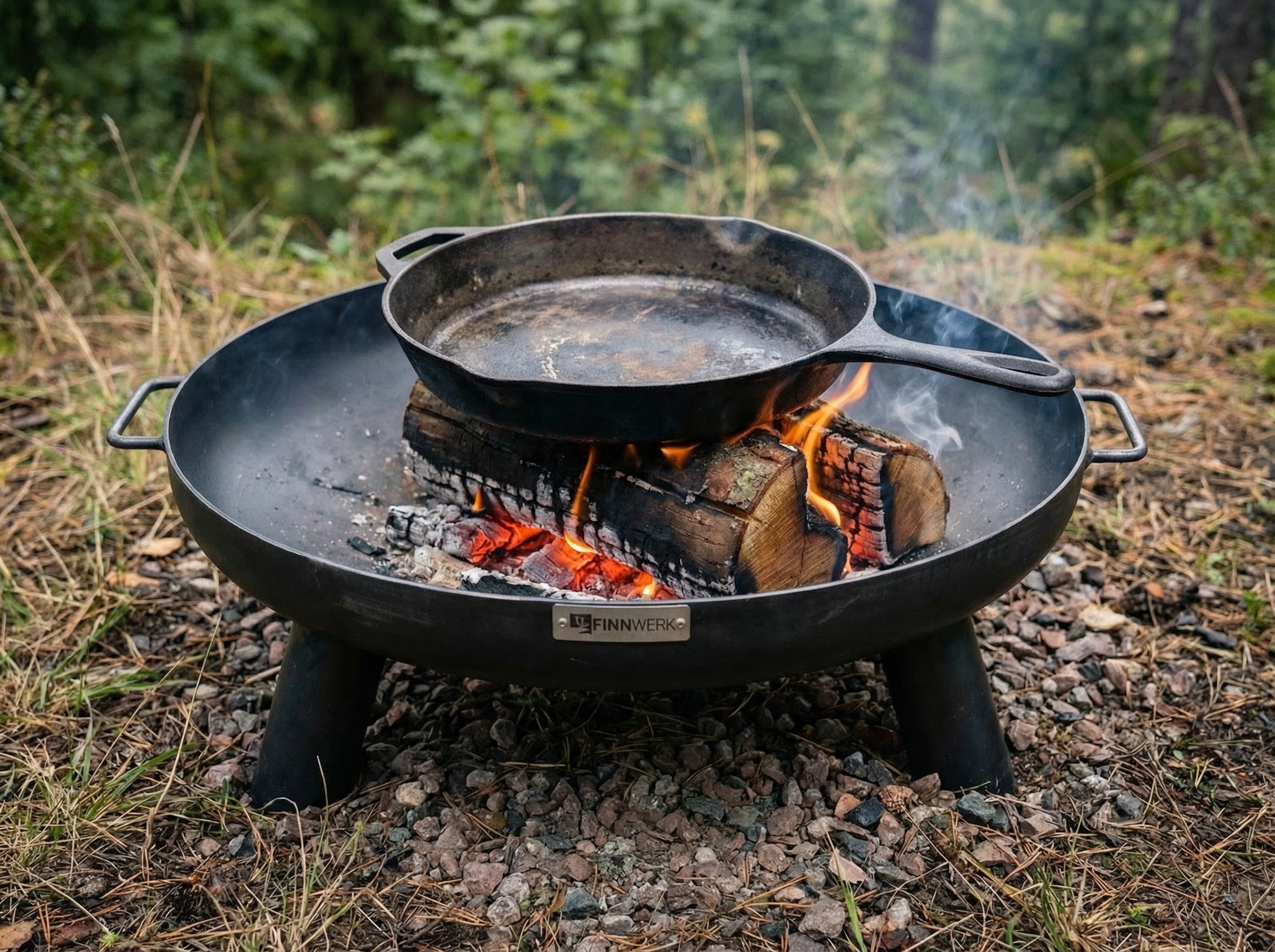 Kochen auf einem Schwedenfeuer mit Gusseisenpfanne
