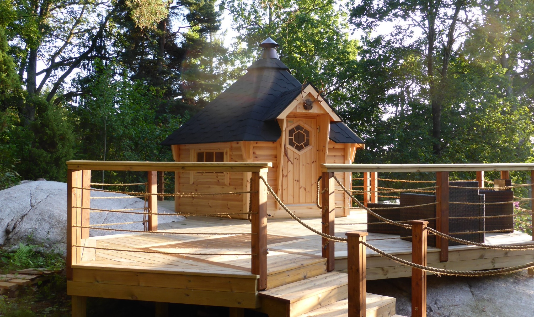 Grillkota naturbelassen mit Terrasse im Garten
