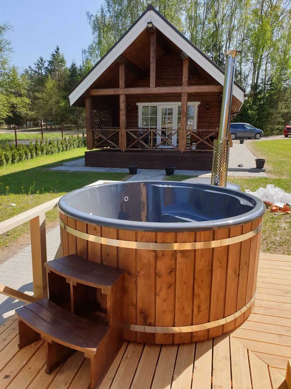 Treppe aus Thermoholz für Sauna und Badefass