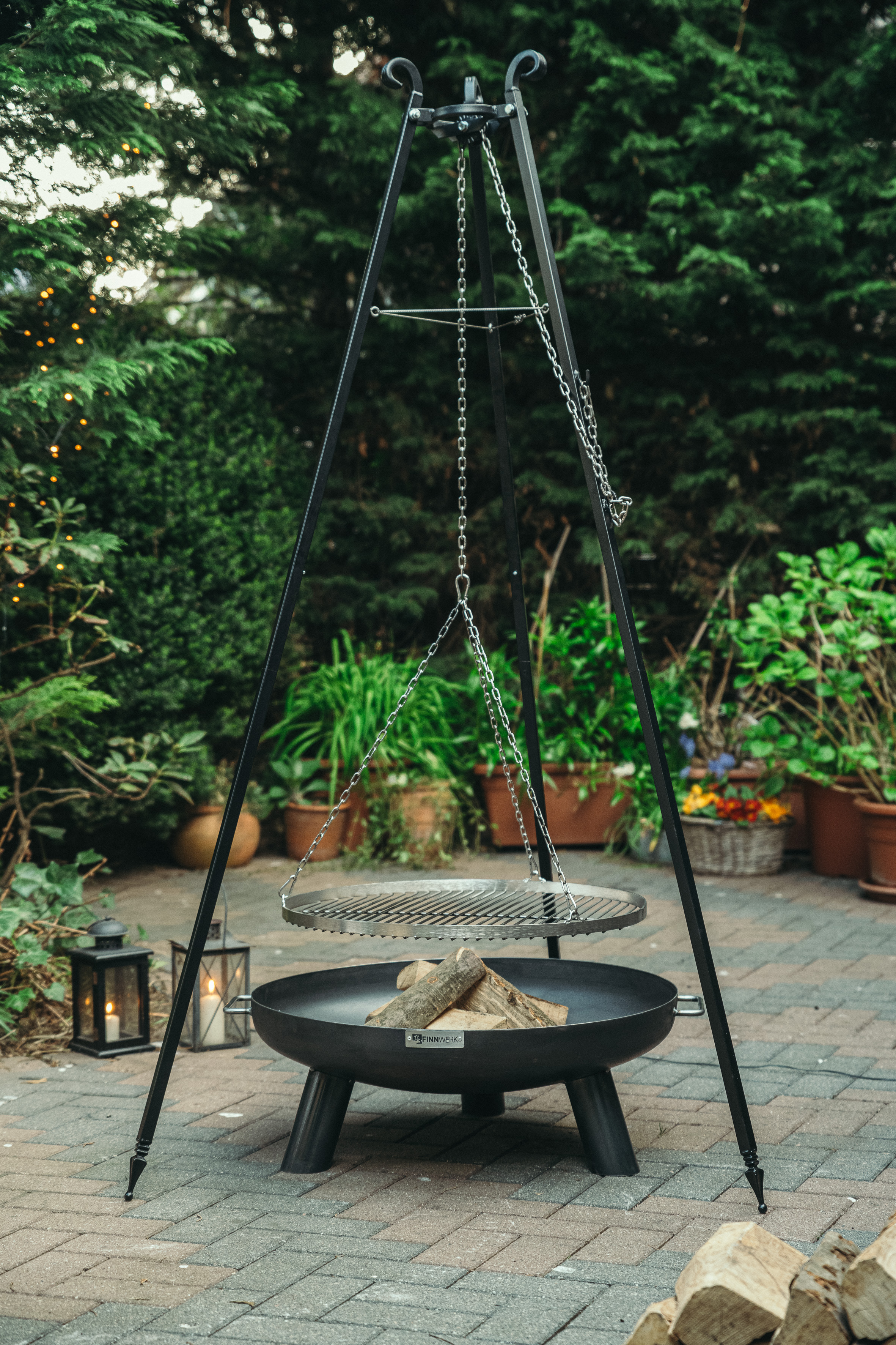Feuerschale mit Schwenkgrill vor dem Haus